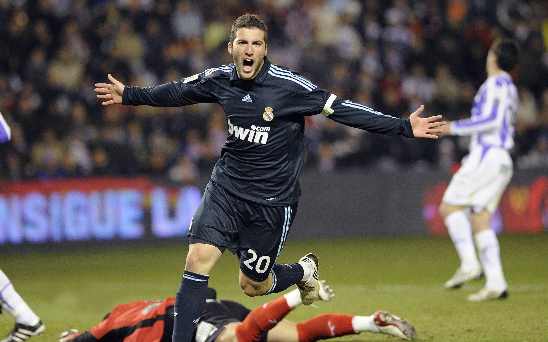 巴黎圣日耳曼完胜主场，提前锁定法甲冠军